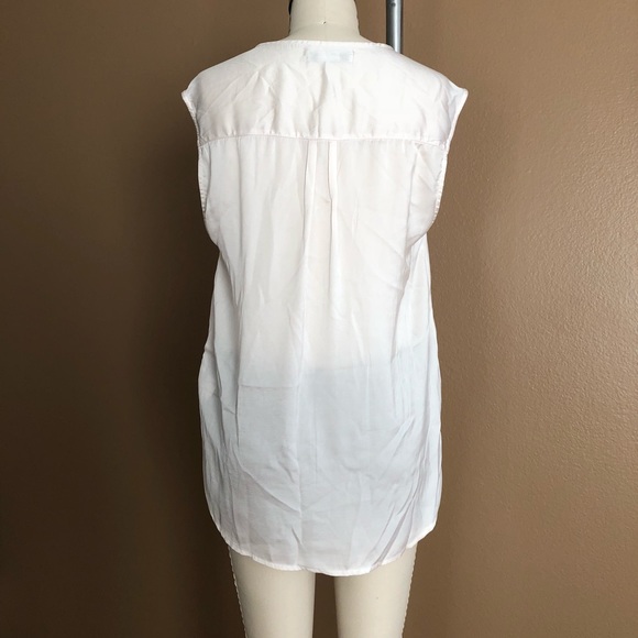 💙 Off-White Button Up V-Neck Top - Picture 3 of 7